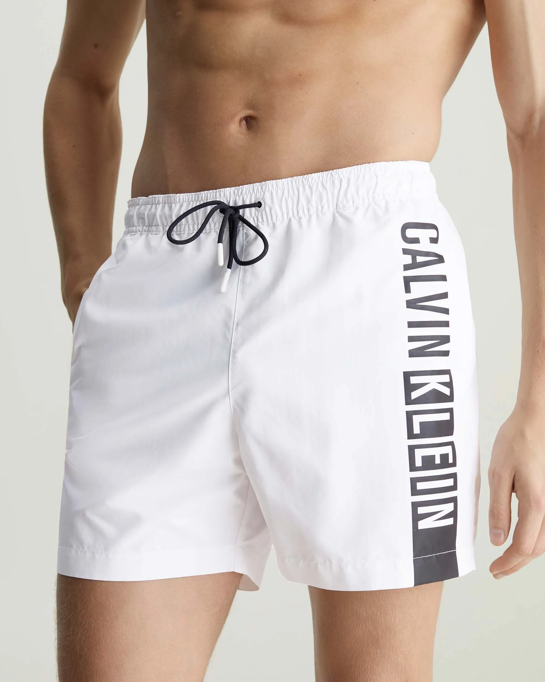 Boxer mare bianco con logo nero in verticale sul fianco