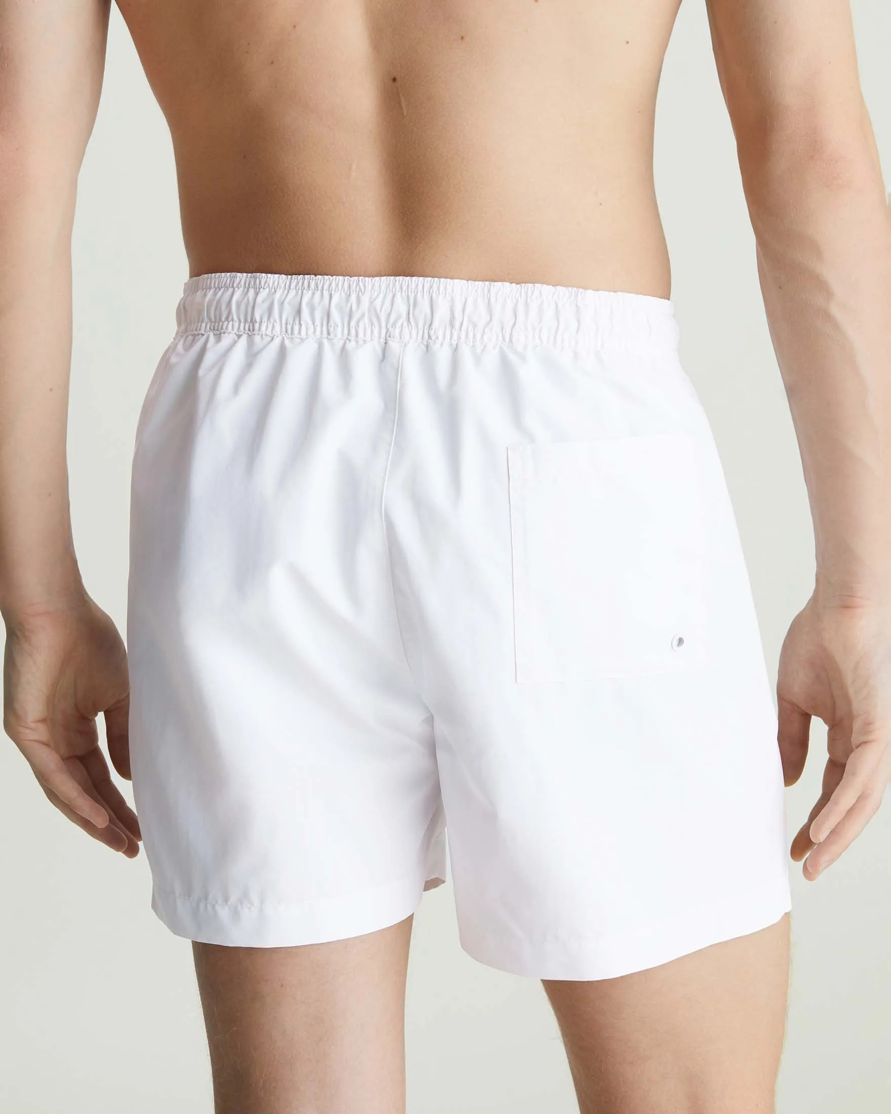 Boxer mare bianco con logo nero in verticale sul fianco
