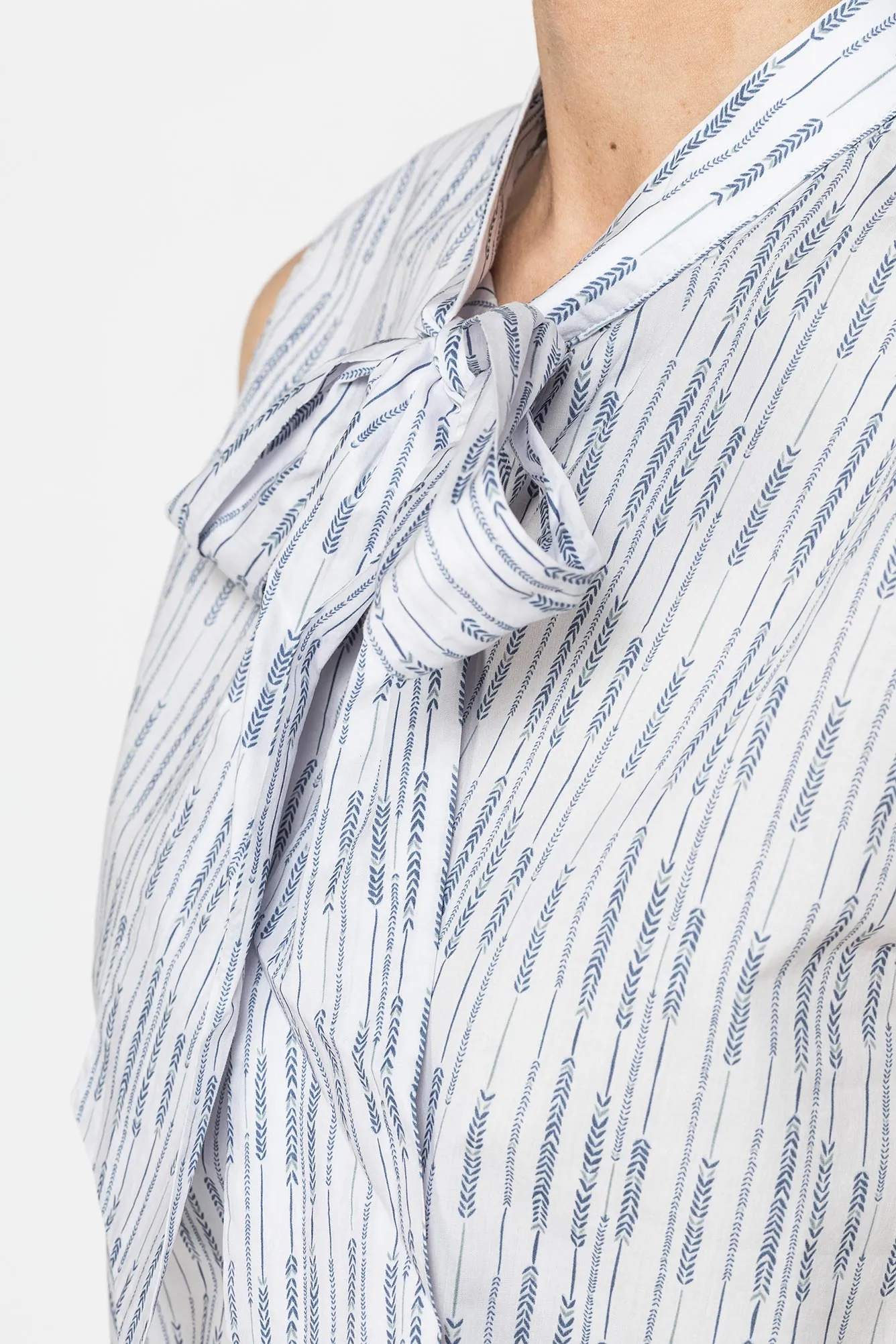 Carrera  ---------    ------------Blusa smanicata con fiocco a righe - Azzurro