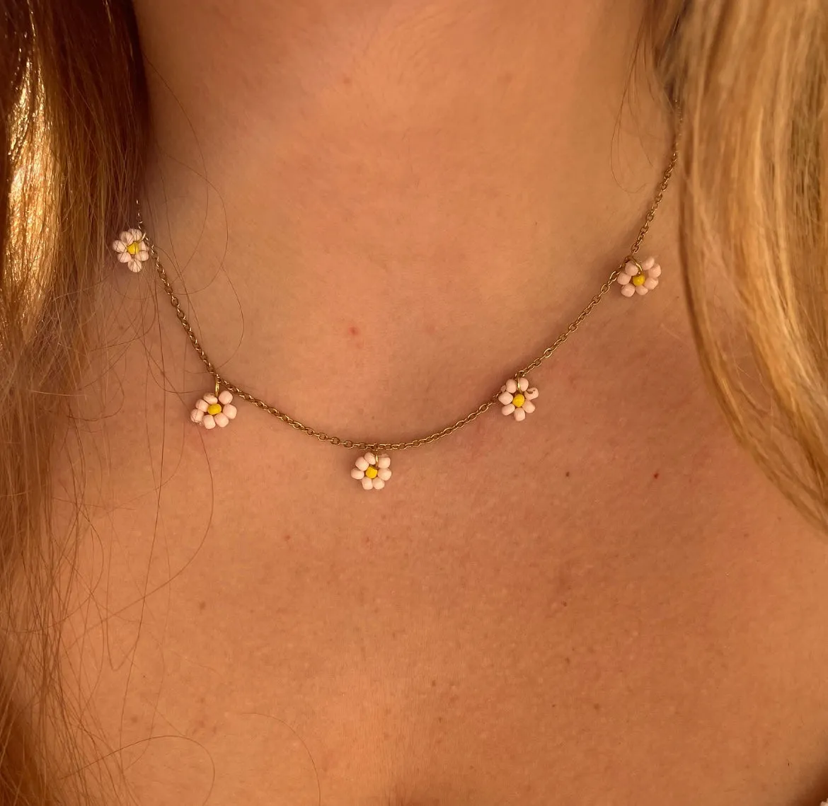 Collana con margherite rosa