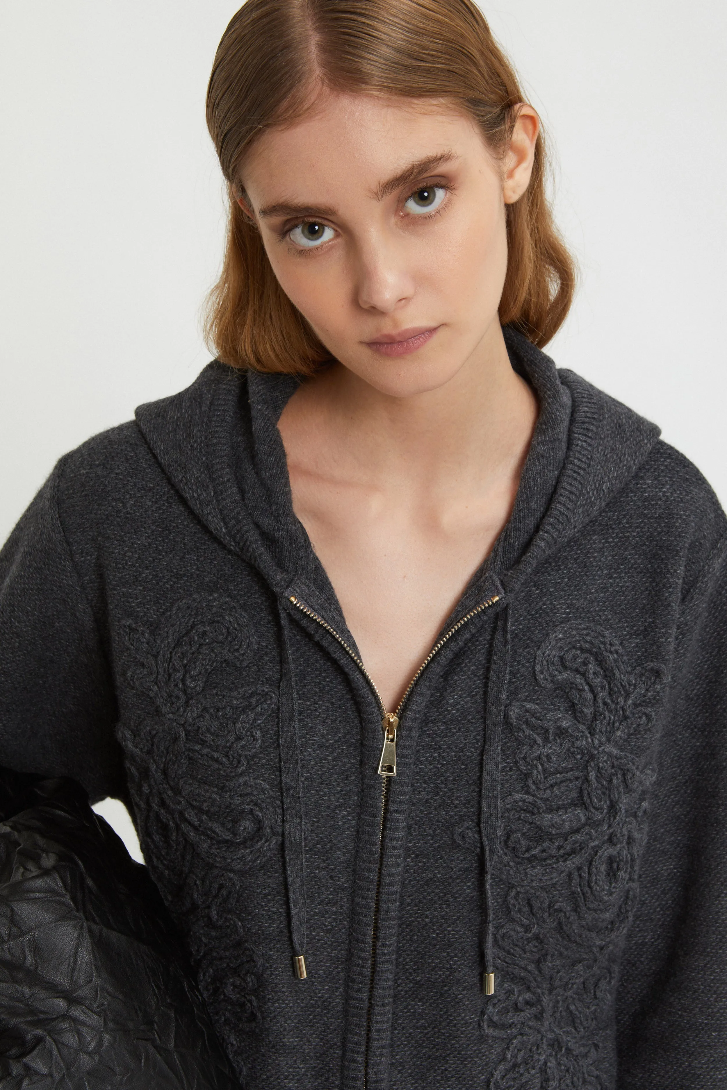 Ermanno Firenze MAGLIA RICAMATA CON ZIP E CAPPUCCIO