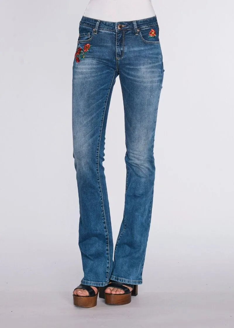 Jeans fit and flare con ricamo