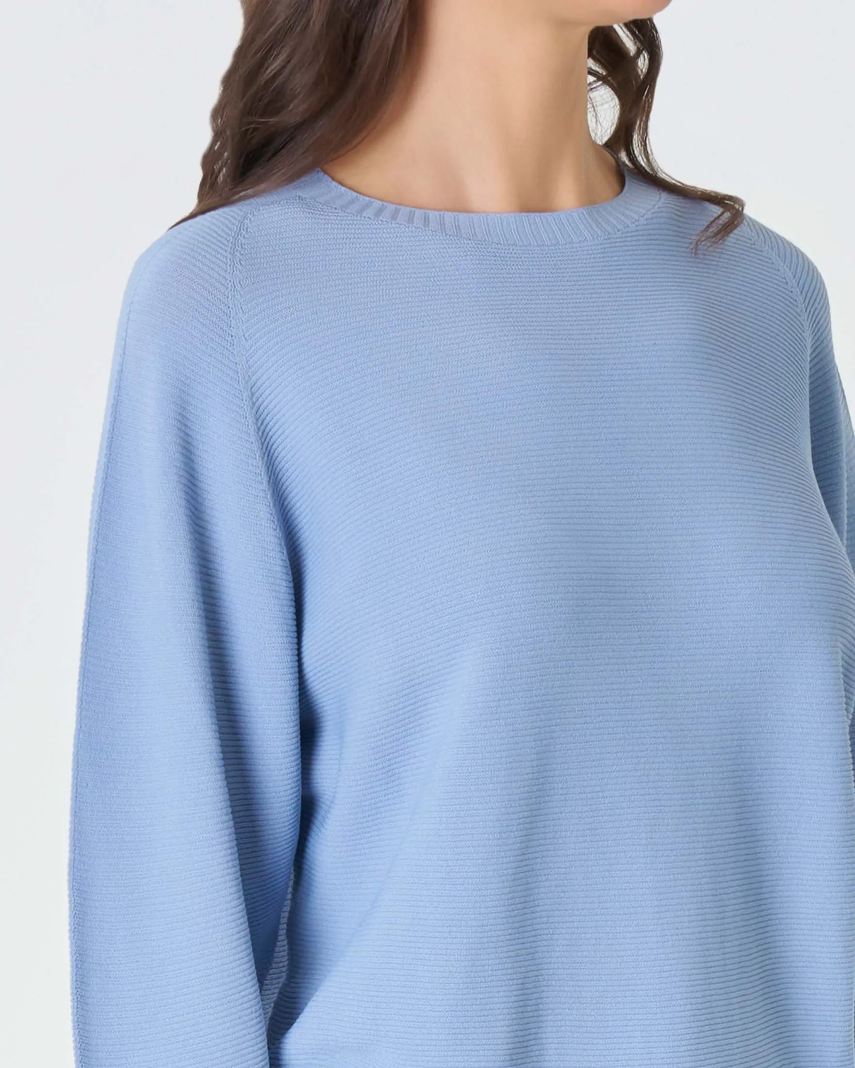 Maglia azzurra in misto viscosa lavorata a punto Linz con maniche a sbuffo