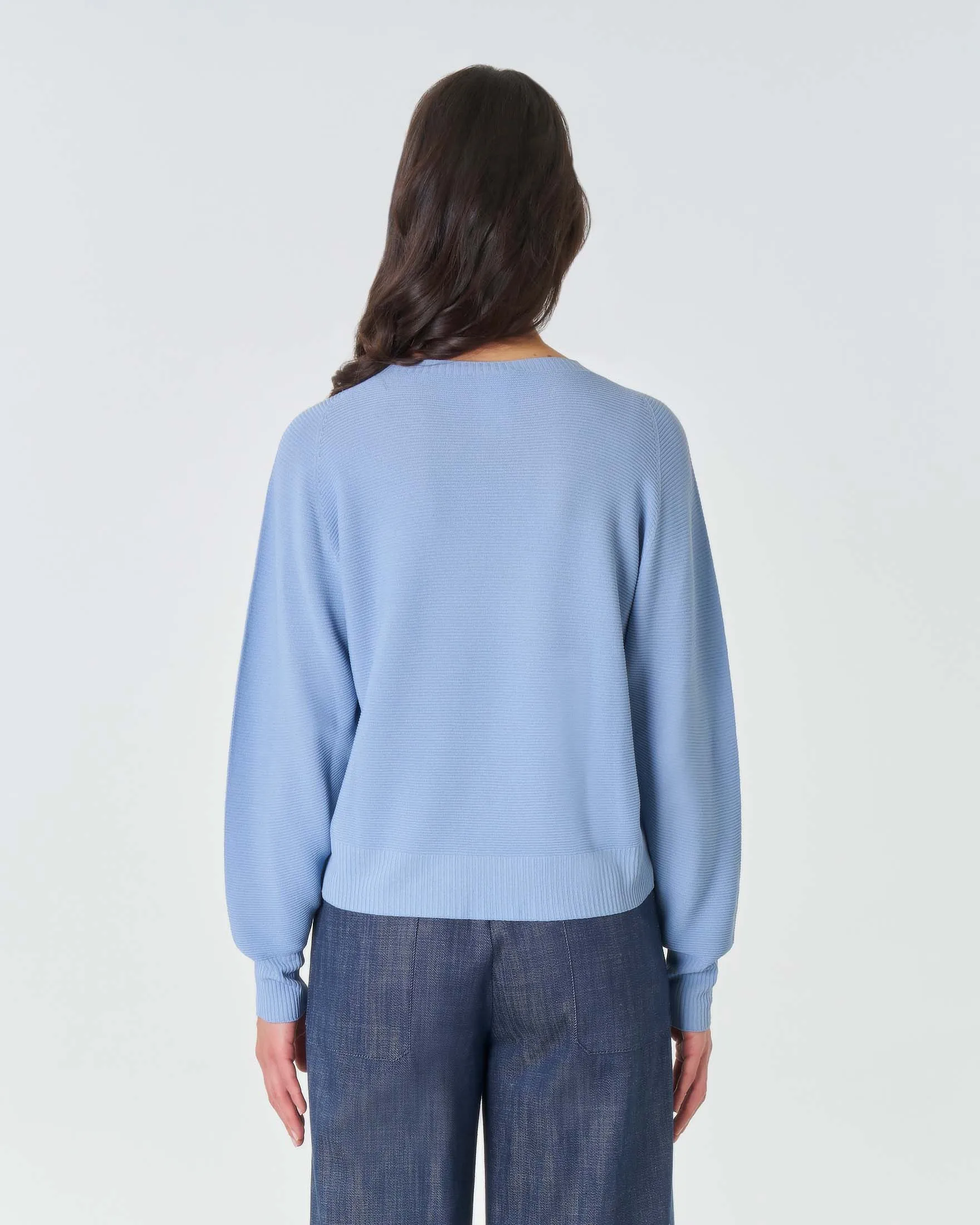 Maglia azzurra in misto viscosa lavorata a punto Linz con maniche a sbuffo