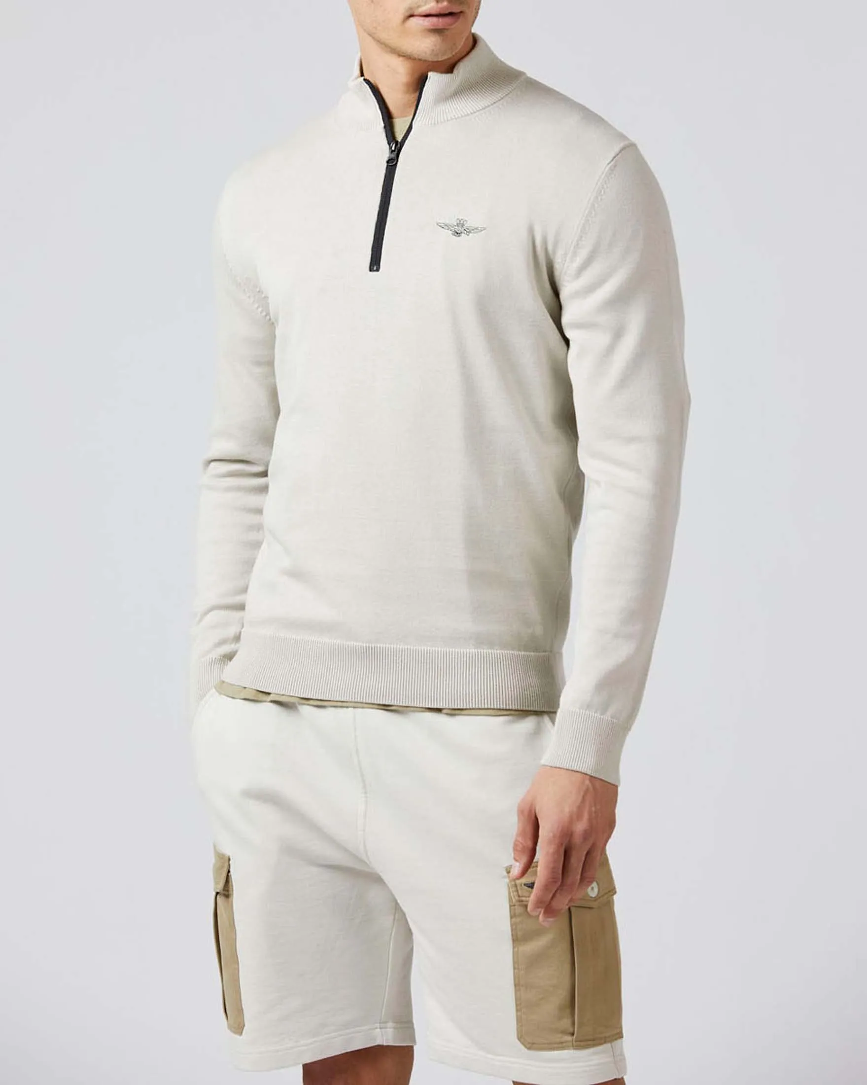 Maglia color ghiaccio in puro cotone con chiusura a mezza zip e aquila turrita ricamata sul petto