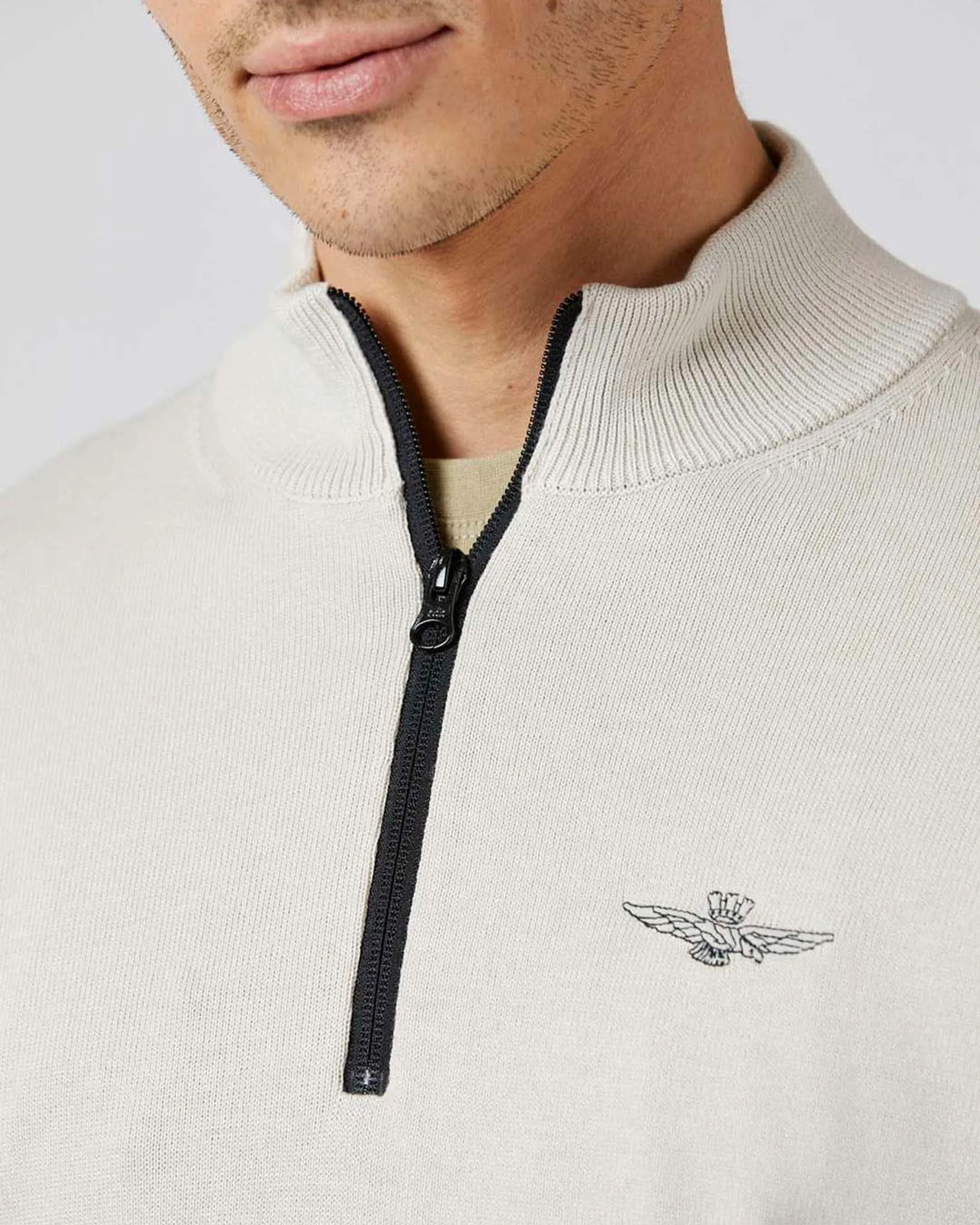 Maglia color ghiaccio in puro cotone con chiusura a mezza zip e aquila turrita ricamata sul petto