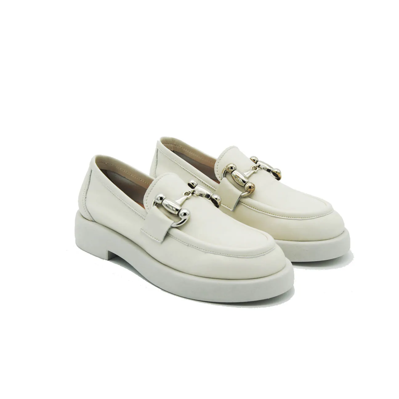 Mocassino in pelle con morsetto metal col. Bianco