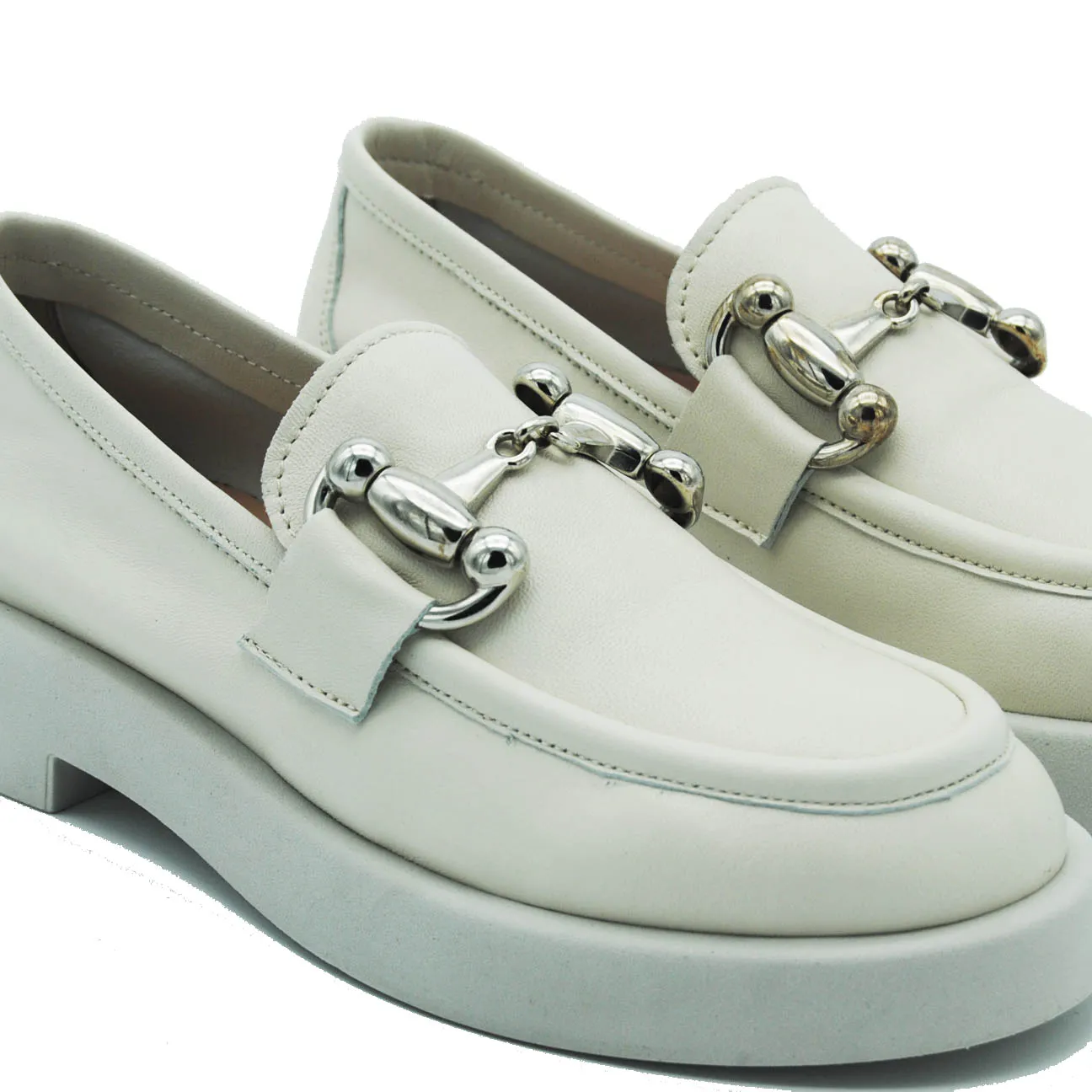 Mocassino in pelle con morsetto metal col. Bianco