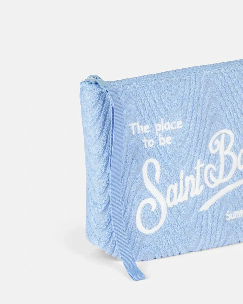 Pochette Aline in spugna azzurra a motivo devorè foliage tono su tono con scritta logo bianca e laccetto