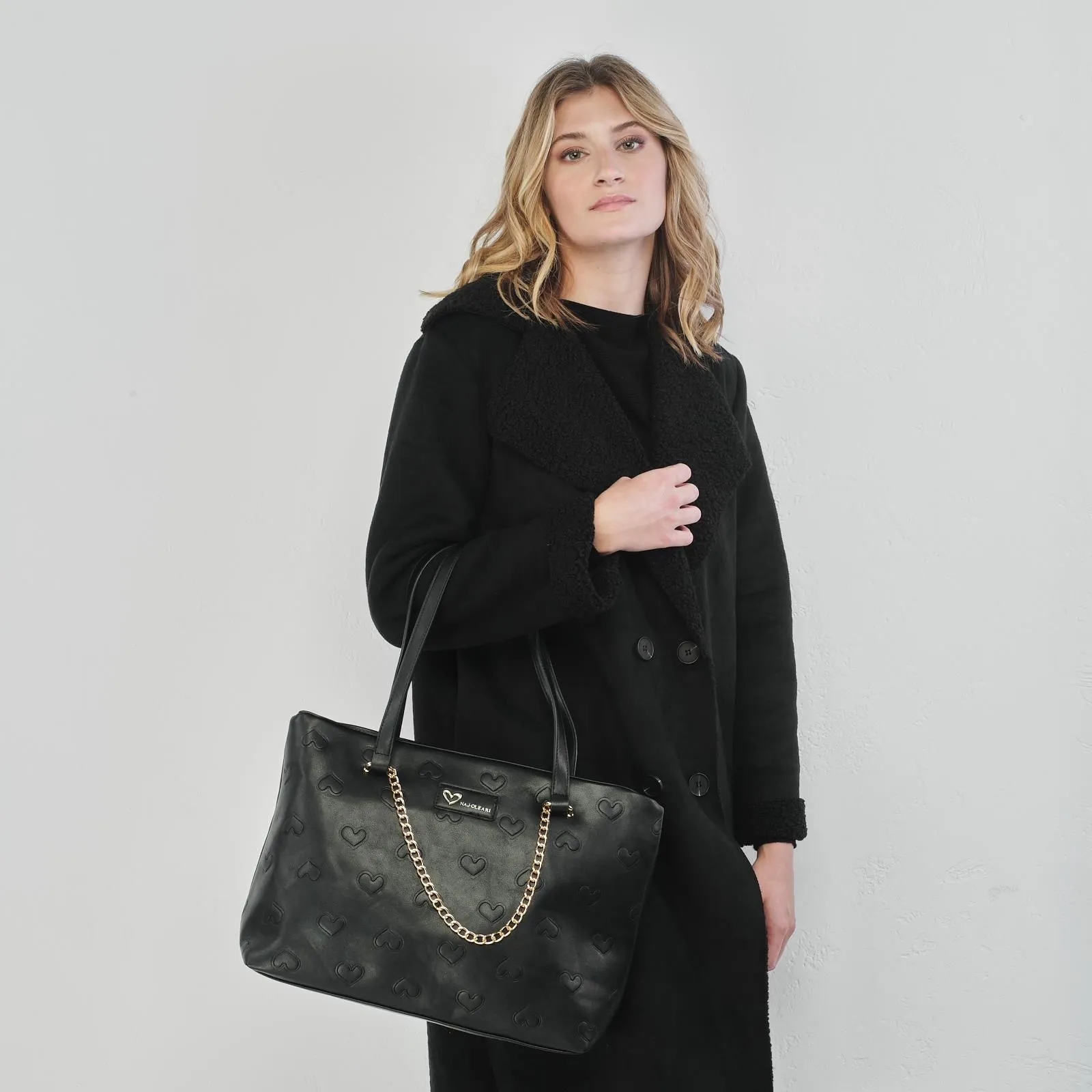 Shopper nera con catena e stampa a cuori